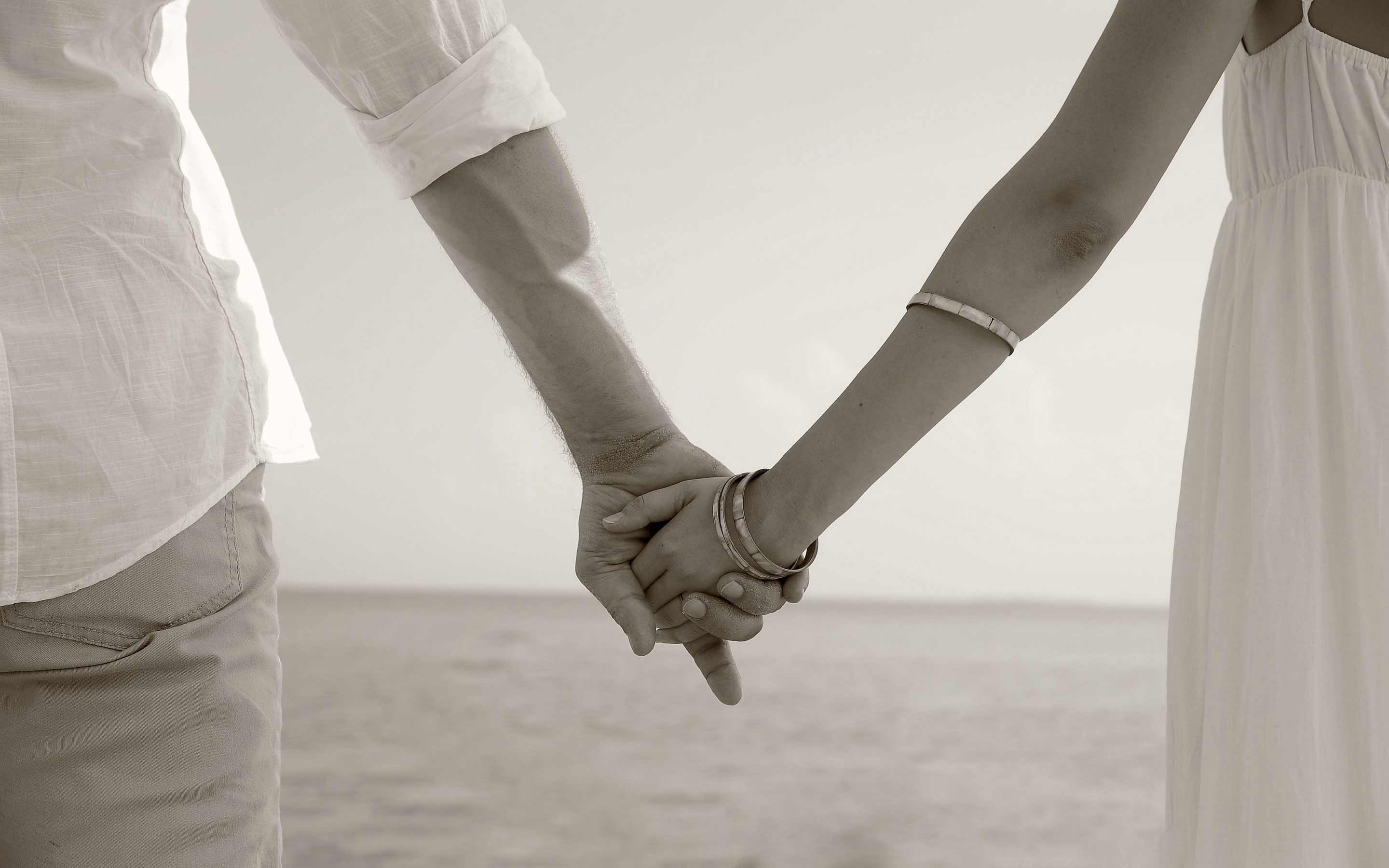 couple-holding-hands - Huwelijksfotografie – Portretfotografie ...